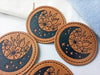 Kunstleder Label Moon Flowers rund. Motiv: eine schwarze Mondsichel mit Blüten.