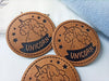 Kunstleder Label Unicorn rund. Ein freudiges Einhorn mit dem Schriftzug Unicorn.