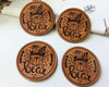 Kunstleder Label My Bear rund. Motiv: ein Bärenkopf, der ein Stirnband mit Feder trägt und dem Schriftzug My Bear.